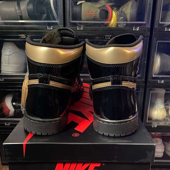 Brand new DS Jordan 1 black metallic gold - Picture 4 of 5